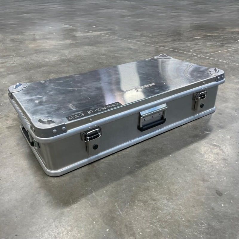 alubox-38l-front-view-on-floor