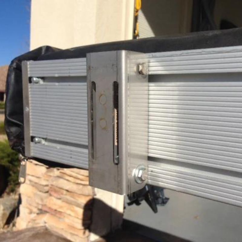 eezi-awn-bat-270-awning-close-back-corner-close-up-view-folding-mounting-extusion