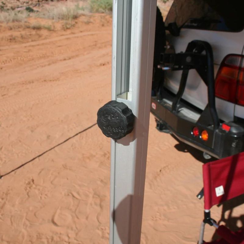 eezi-awn-bat-270-awning-open-top-corner-close-up-view-aluminum-leg-withudjustable-knob-in-nature