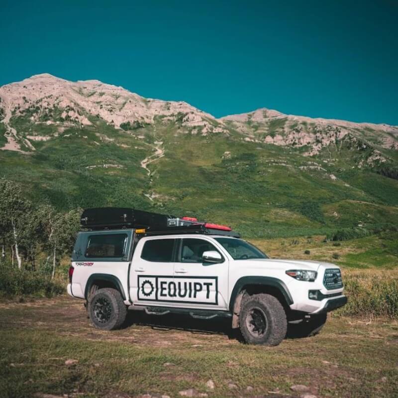 eezi-awn-sabre-hard-shell-roof-top-tent-closed-side-view-on-vehicle-in-nature