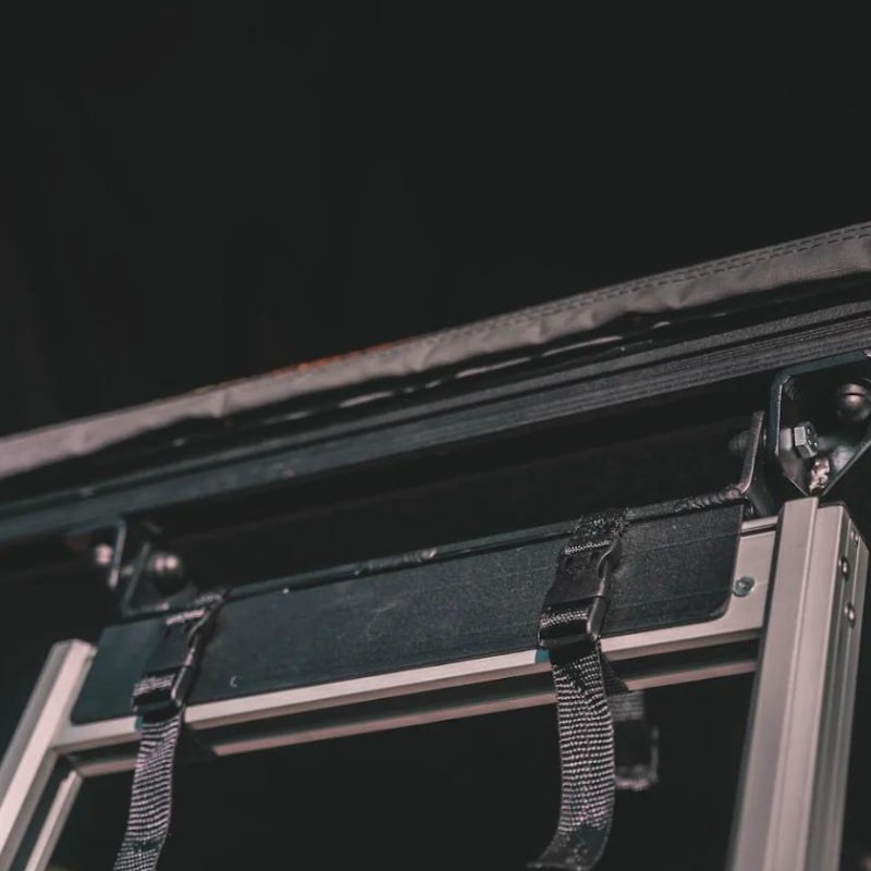 eezi-awn-sabre-hard-shell-roof-top-tent-open-close-up-view-with-hinges-and-clasps
