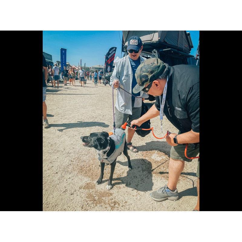 leitner-hydropod-acs-rack-shower-kit-water-tank-on-vehicle-with-person-bathing-dogs-at-the-beach