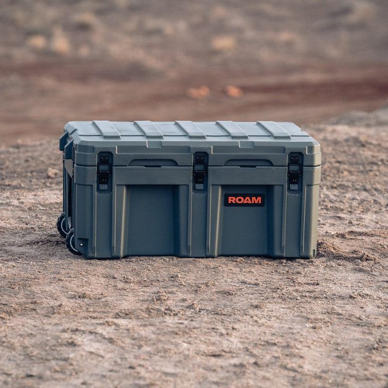 roam-125l-rolling-rugged-case-slate-front-view-on-terrain_cbdc73b0-bc33-48bb-9a14-14f21fad128d