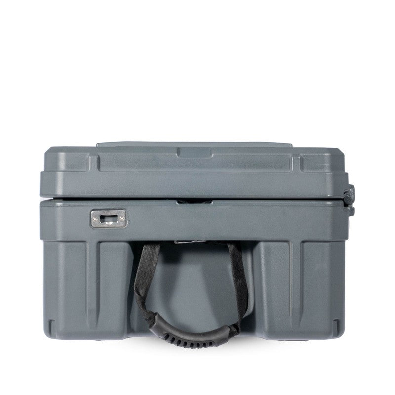 roam-128l-rolling-rugged-case-slate-side-view-with-handle-on-white-background