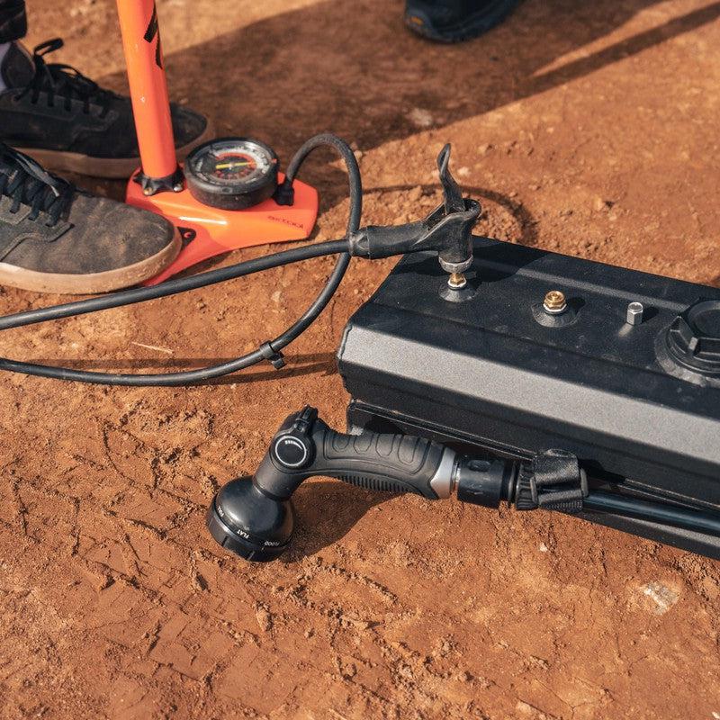 roam-7-gallon-water-tank-close-up-view-on-ground