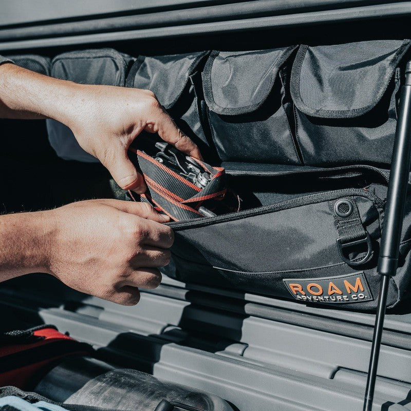 roam-95l-lid-organizer-clpse-up-view-on-rugged-case-with-hand