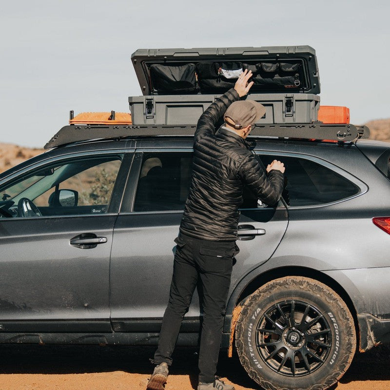 roam-95l-lid-organizer-front-view-on-rugged-case-with-person-on-vehicle