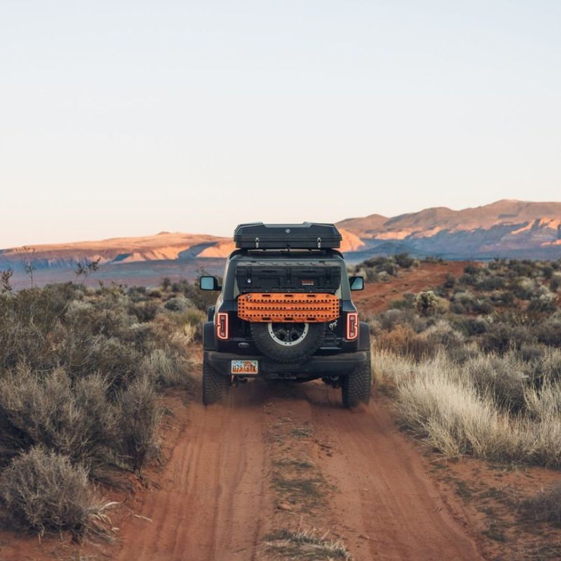 roam-rambler-hardshell-rooftop-tent-closed-rear-view-in-nature