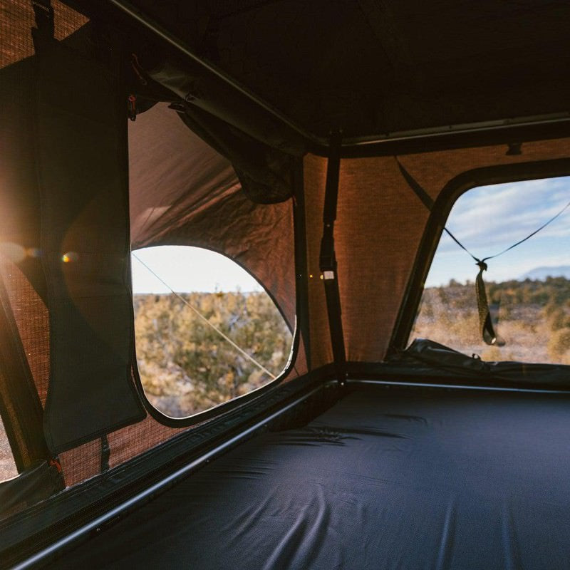 roam-rambler-hardshell-rooftop-tent-open-interior-view-with-interior-pockets-in-nature