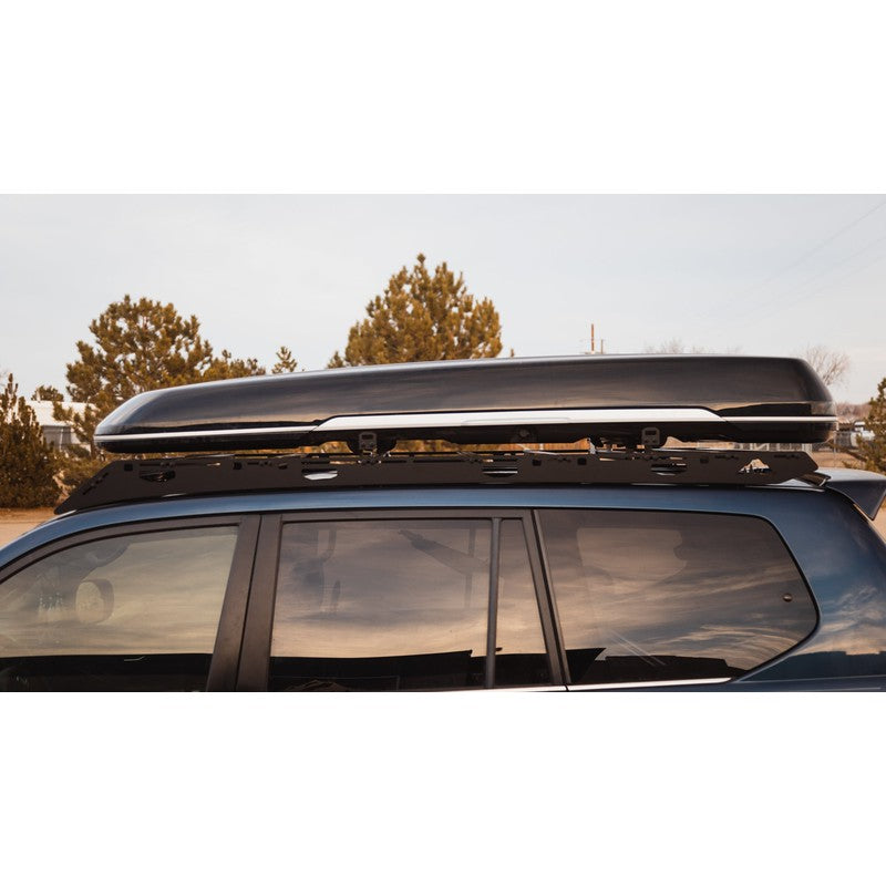 sherpa-crossbar-riser-side-view-on-vehicle-with-cargo-box-in-nature