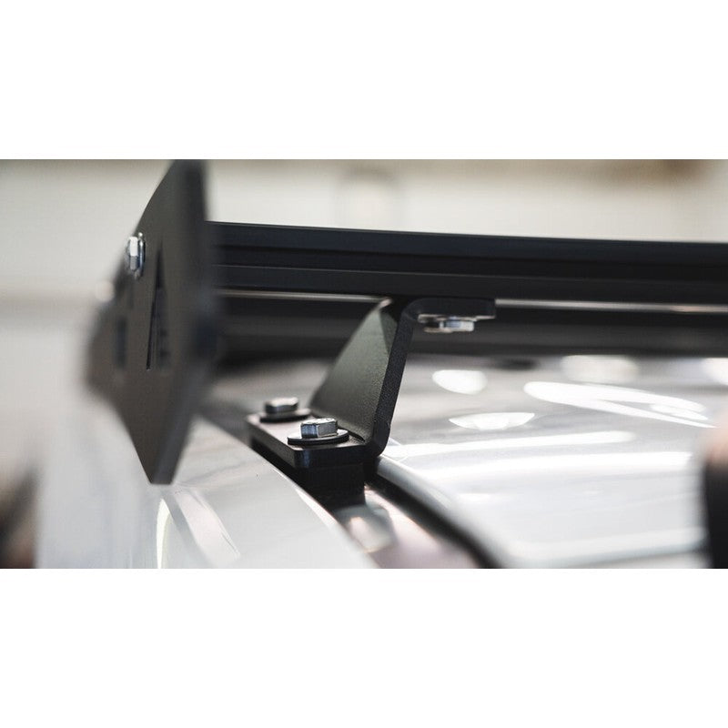 sherpa-oxford-1998-2007-lc100-lx470-roof-rack-close-up-view-in-garrage