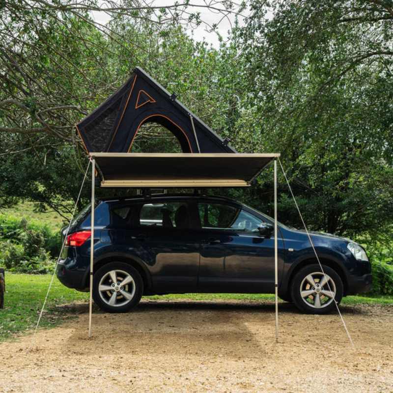 tentbox-cargo-side-awning-open-front-view-on-nissan-qashqai-with-rooftop-tent-in-nature