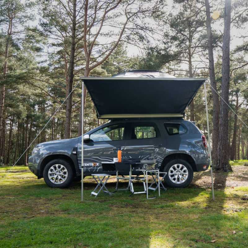 tentbox-universal-side-awning-open-front-view-on-dacia-duster-with-chairs-in-nature